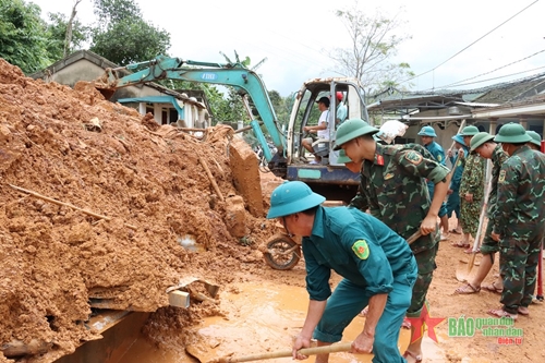 Lực lượng vũ trang tỉnh Thừa Thiên Huế giúp dân phòng, chống mưa lũ